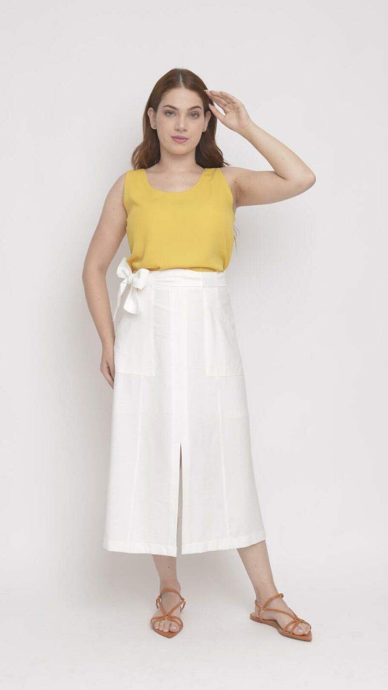 Imagem de Regata Feminina Amarelo Mostarda em Crepe com Decote U - Versátil e Elegante